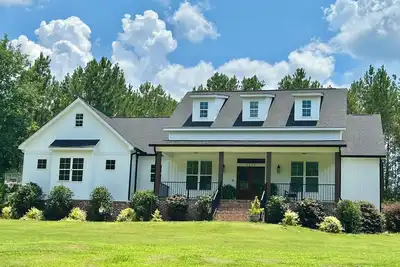 Image de Beautiful, quiet 4-bedroom Home- Master's Week.