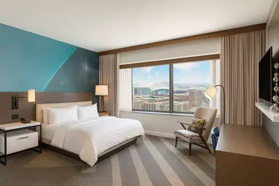 Image de Elegant Pet Friendly Suite Near Old Market Square – 0. 3 mile | Onsite Parking