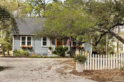 Image de Lovely 2-bedroom waterfront cottage with many outdoor activities and charm