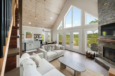 Image de Cozy 2 Bedroom Riverfront chalet with fireplace and loft