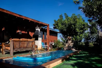 Chalé c/ Ar-Condicionado, Piscina e Churrasqueira