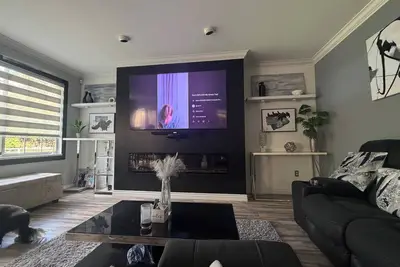 Image de 5 Bedroom Home, transit friendly, 30 minutes from downtown Vancouver