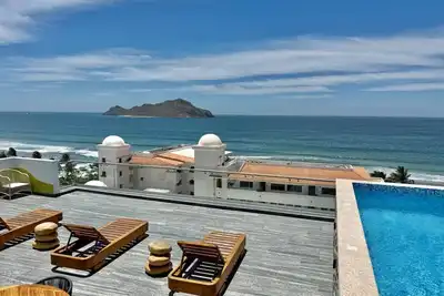Image de Steps from the beach, rooftop pool with grill