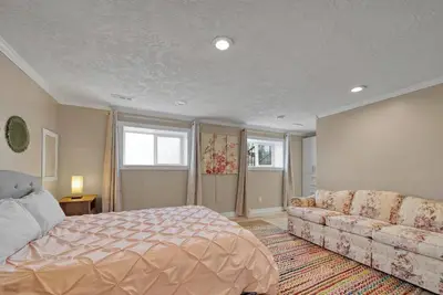 Image de Large 2 bedroom suite with backyard