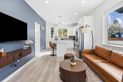 Image de Brand New 3br Home with King Bed, Ac – Near Airport