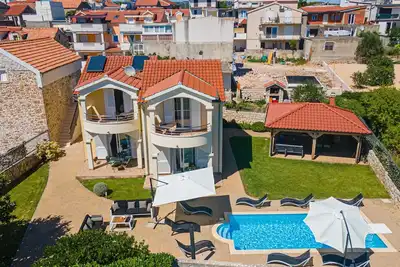 Image de Maison pour la famille avec la piscine Pirovac, Sibenik (K-24485)