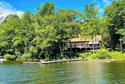 Private beach and dock: Beautiful views, dog friendly, large deck, mooring & Ac
