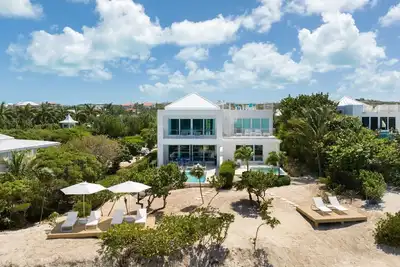 Image de 2-bedroom beachfront modern villa on the soft sands of Turtle Cove in Turks