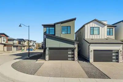 Image de * Calgary Gem | Stylish Home w/ Patio | Ac *