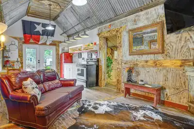 Image de Walk to Granbury Square & Beach! 'Texas Cottage'