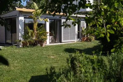 Image de Hébergement pour 6 à 8 personnes en bord de mer, avec piscine, jacuzzi et jardin
