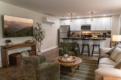 Image de 2 Br + Free Private Parking - Sun Filled Tall Windows-Exposed Beam High Ceilings