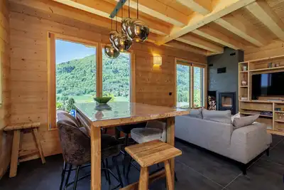 Image de 🏡 Chalet cosy avec terrasse – Vue nature à Bluffy, entre lac et montagnes