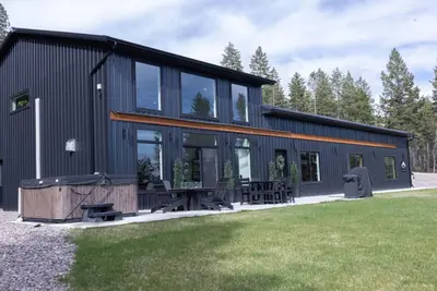 Image de The Big Black Barn with Views for Days