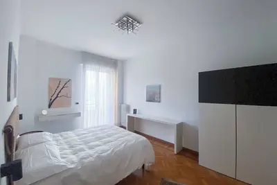 Image de Two-room apartment near metro and downtown, pets allowed. Central station area