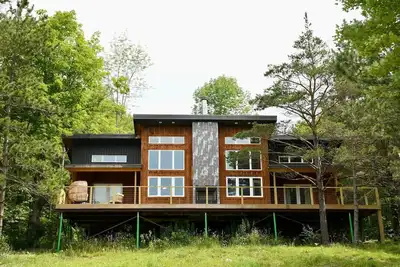 Image de Secluded 4 bedroom cabin on a private pond.