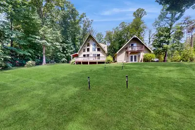 Image de Lakefront property with beach, dock, game tables, guest house, grill, W/D, & Ac
