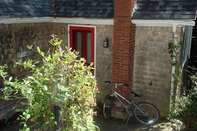 Image de Hearthstone Cottage, Private cottage on Waters Edge!