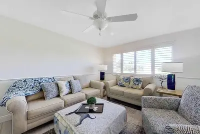 Image de Dog-friendly home with screened lanai, central Ac, & washer/dryer