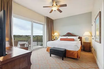 Image de Spacious 2br condo  with 1 king & 2 queen beds. Enjoy a full kitchen, private balcony, washer/dryer, living room with sleep sofa and resort perks—pool, spa, golf, and beach access. Perfect for families or groups seeking comfort and luxury.