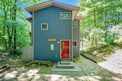 Image de Dog-friendly home with lake views, wood stove, kayaks/SUPs, & W/D