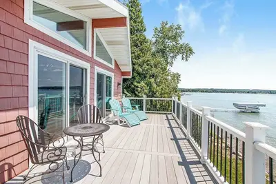 Image de Dreamy escape on the water of Crystal Lake w/ spacious deck & private dock