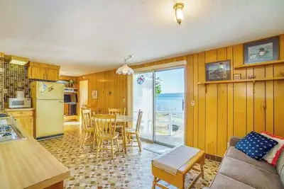Image de Inviting home w/ free cable and full kitchen - right on the lake
