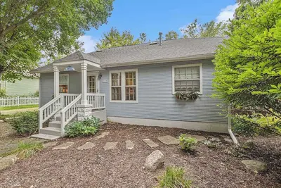 Image de Garden-style cottage with easy beach access, screened porch & small yard