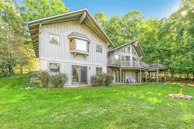 Image de Peaceful, two-story home with a firepit & washer/dryer - close to the beach