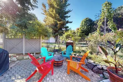 Image de Updated historical cottage near the beach with a fireplace, washer/dryer, Ac