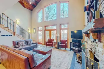 Image de Newly remodeled waterfront home on Little Glen Lake with deck, gas grill, Ac