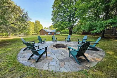 Image de Riverside wooded home with outdoor hot tub, fire pit, gas grill & Wifi