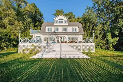 Image de Picturesque Home on Lake Michigan w/ patios, gas grill & Wifi