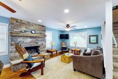 Image de Remodeled farmhouse near downtown with a firepit, central Ac & washer/dryer,