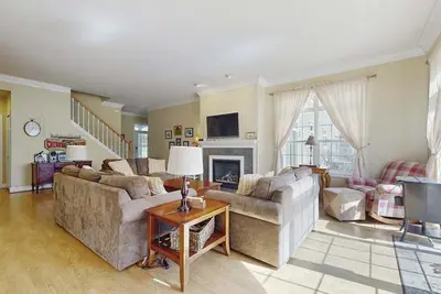Image de Spacious, two-story condo w/ fireplace Walking distance to the river