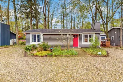 Image de Dog-friendly cottage with private beach, screened porch, wood fireplace & Ac