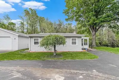 Image de Charming home with sunroom, large yard, full kitchen, & washer/dryer