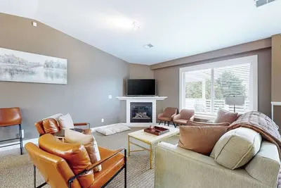 Image de Stylish dog-friendly retreat with furnished deck, pool, & firepits