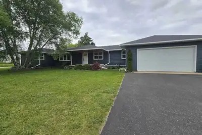 Image de Fully updated home with beautiful kitchen, games, large yard & deck, smart TVs