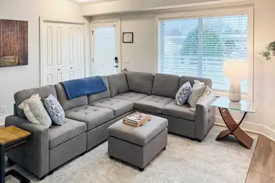 Image de Charming 2br/2ba Condo 1 Mile from Lake Michigan, with shared pool