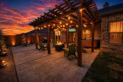 Image de Backyard Escape | Hot Tub + Fire Pit