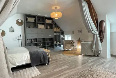 Image de Maison de charme entre campagne et forêt avec initiation au yoga et méditation.