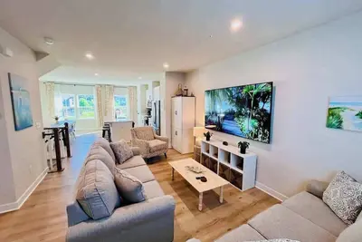 Image de Luxury townhome w/pool & clubhouse access, community dock, kitchen & free WiFi