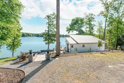 Image de New Listing Lakefront 2br/2ba w/ Dock & Private Beach Access – Newly Updated