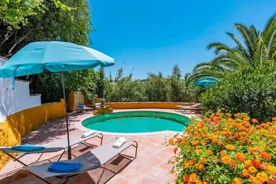 Image de El Tejar, villa à Montecorto avec piscine et jardin