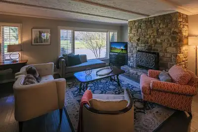 Image de Stunning lakeside condo in Hound Ears community. Convenient to both Boone and Bl