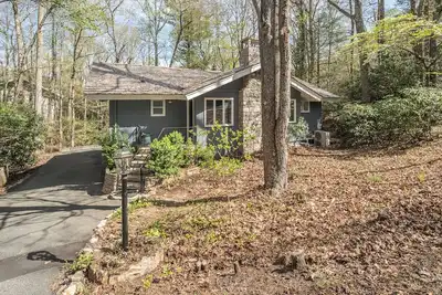 Image de Serene mountain retreat nestled within a wooded section of the Hound Ears commun