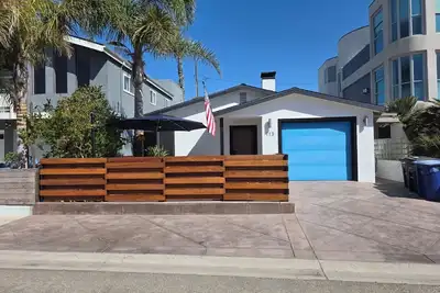 Image de Sunny Silver Strand Cottage • Steps to Beach • Courtyard • Jacuzzi • Bikes •Surf
