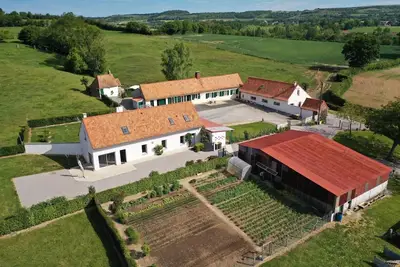 Image de Gîte pour 12 à 14 personnes avec terrasse privée, jardin privé et Wi-Fi à Henneveux