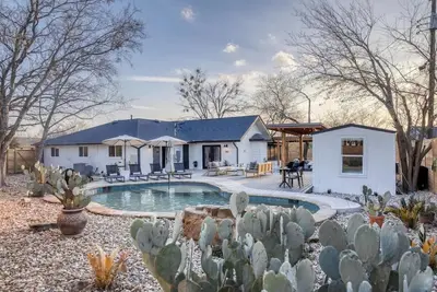Image de New! 7 bedroom, Pool, Movie Lounge, Playground